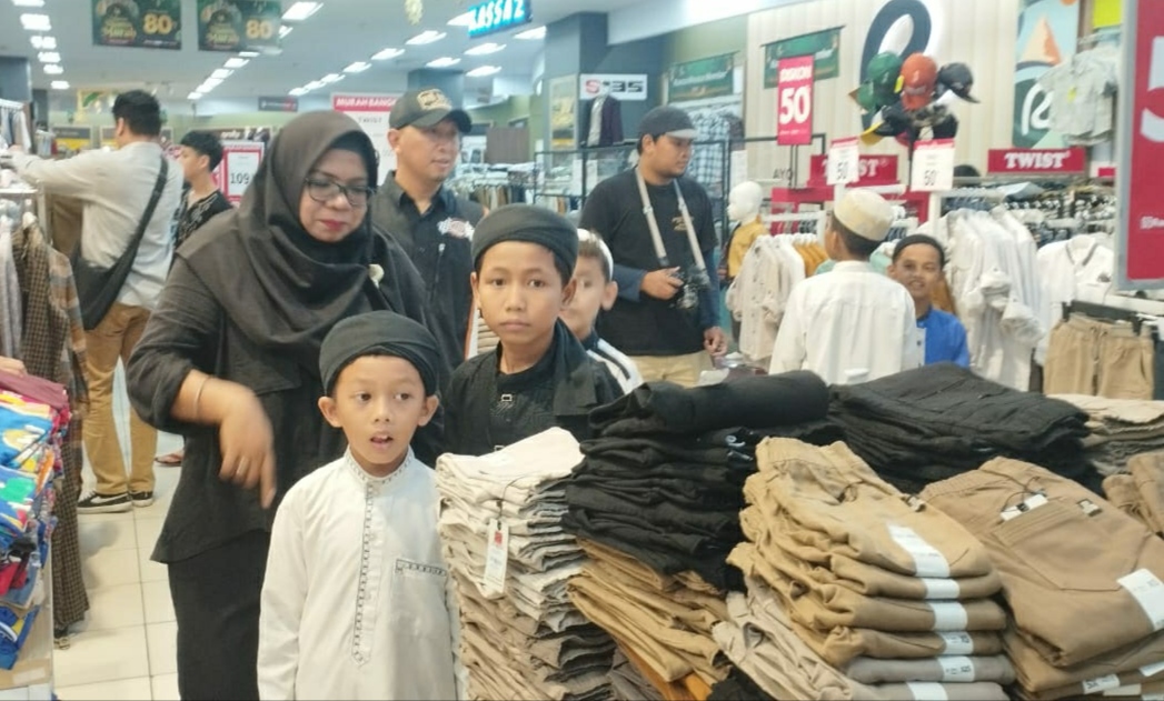 Para Penghafal Al Qur'an saat diajak berbelanja baju lebaran oleh para Anggota HDCI Sumut - Medan