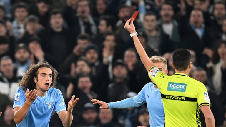 Wasit saat memberikan kartu merah kepada pemain Lazio saat melawan Milan, Sabtu (2/3/2024). Foto: Reuters