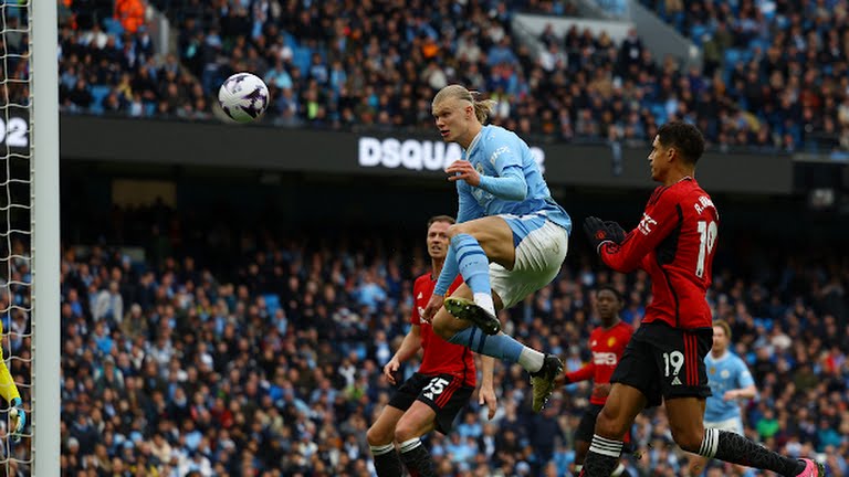 Penyerang Man City, E Haaland melepaskan tembakan ke arah gawang Man United dalam lanjutan Liga Inggris 2023/2024. Dalam laga tersebut Man City menang 3-1.foto:Reuters