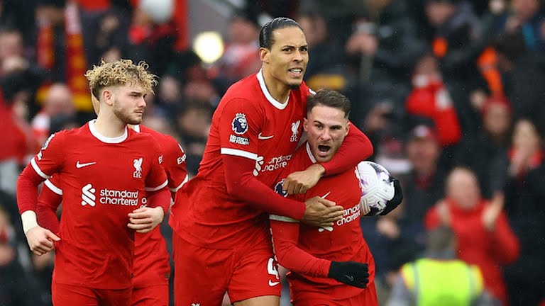 Dua pemain Liverpool, van Dijk dan Mac Allister melakukan selebrasi usai mencetak gol ke gawang Man City. Kedua tim bermain imbang 1-1. Foto:Reuters