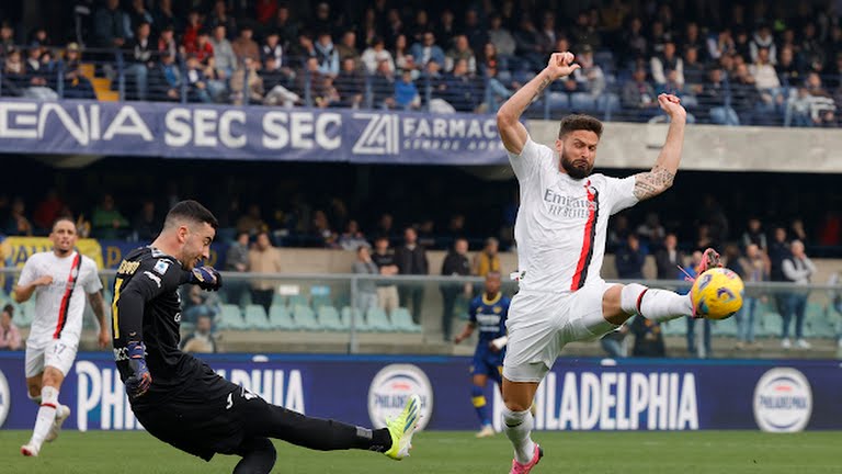 Pemain Milan, O Giroud berusaha menghalau bola sepakan peniaga gawang Verona dalam lanjutan Liga Italia musim 2023/2024, Minggu (17/3/2024). Dalam laga itu Milan menang 3-1.foto:reuters