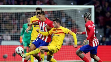 Pemain Barcelona dan Atletico saling berebut bola saat kedua tim bertemu dalam lanjutan Liga Spanyol, Senin (18/3/2024). Dalam laga itu Barca menang 3-0. Foto: reuters