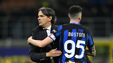Pelatih Inter Milan, S Inzaghi berusaha menenangkan para pemainnya udah ditahan imbang Napoli 1-1 di San Siro dalam lanjutan Liga Italia, Senin (18/3/2024). Foto:Reuters