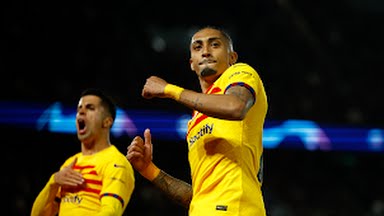 Pemain Barcelona, Raphael atau lebih dikenal dengan Rapinha melakukan selebrasi usai mencetak gol ke gawang PSG. Foto:reuters