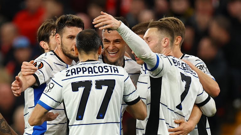 Pemain Atalanta saat merayakan gol Smacca ke gawang Liverpool. Dalam laga itu Liverpool kalah telak 0-3. foto:Reuters