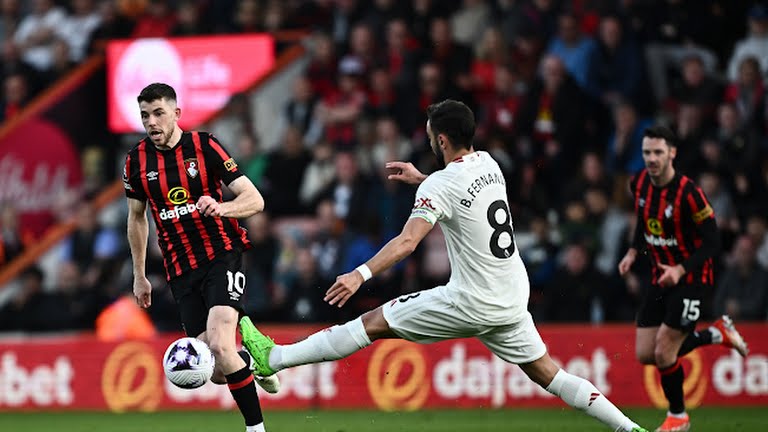 Pemain MU, B Fernandes berusaha menahan laju pemain Bournemouth. Kedua tim bermain imbang dalam laga tersebut, foto:reuters