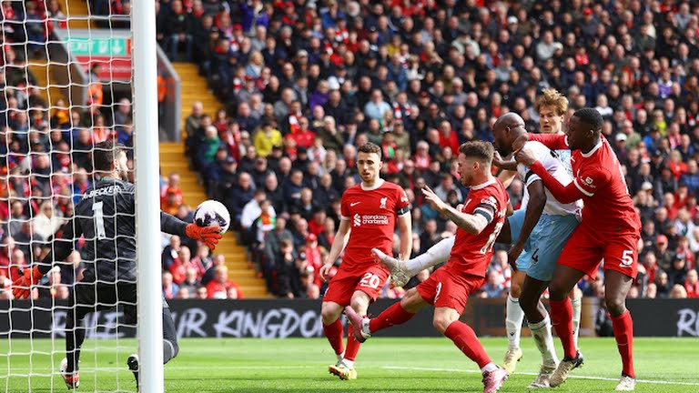 Penjaga gawang Liverpool, Allison berusaha menghalau bola tembakan pemain Crystal Palace ketika kedua tim bertemu di Stadion Anfield, Minggu (14/4/2024). Dalam laga tersebut Liverpool kalah 0-1. foto:reuters