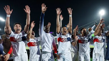 Pemain PSG melakukan selebrasi usai menang 4-1 atas Barca di leg kedua Liga Champions, Rabu (17/4/2024). PSG melaju ke babak semifinal. foto:Reutes