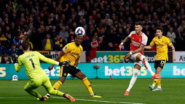 Pemain Arsenal melepaskan tembakan ke arah gawang Wolves dalam lanjutan Liga Inggris. Dalam laga itu Arsenal menang 2-0.foto:reuters