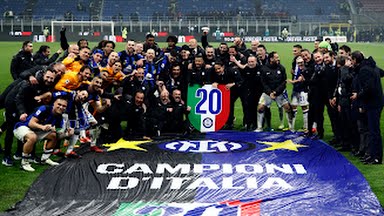 Inter Milan berpesta usai memastikan meraih gelar ke -20 mereka sebagai juara Liga Italia di San Siro, Selasa (23/4/2024). Foto:reuters