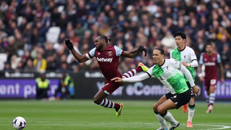 Pemain Liverpool dan West Ham saling berebut bola ketika kedua tim tersebut bertemu dalam lanjutan Liga Inggris di Stadion Olimpiade London, Sabtu (27/4/2024). Kedua tim bermain imbang 2-2. foto:reuters