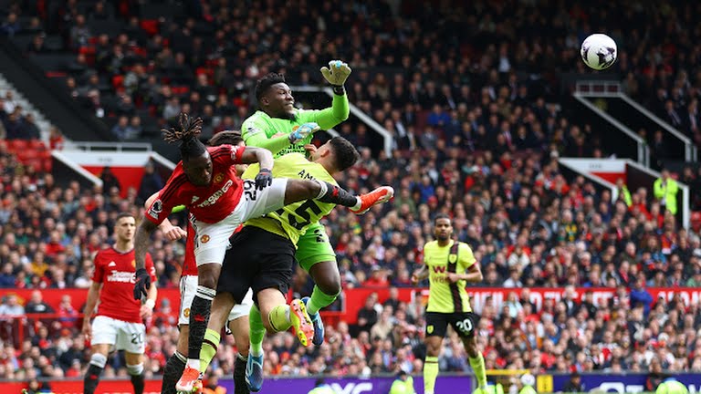 Pemain MU melakukan duel di udara dengan pemain Burnley saat keduanya bertemu di Stadion Old Trafford, Sabtu (27/4/2024). Dalam laga itu kedua tim bermain imbang 1-1. foto:reuters