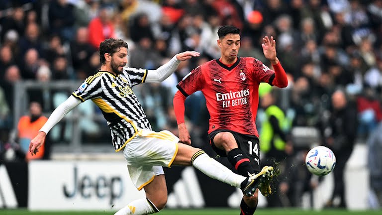 Pemain Juventus dan Milan saling berebut bola ketika kedua tim bertemu dalam lanjutan Liga Italia di Stadion Juventus. Kedua tim bermain imbang 0-0.foto:reuters