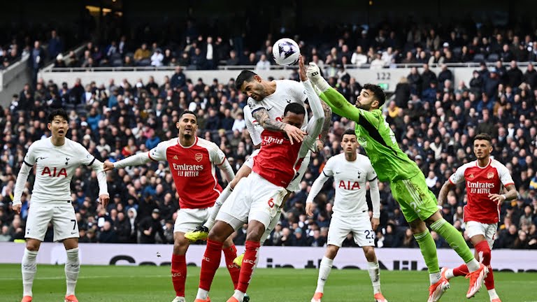 Pemain Arsenal dan Tottenham saling berebut bola di udara dalam laga lanjutan Liga Inggris, Minggu (28/4/2024). Dalam laga itu Arsenal menang 3-2. foto:reuters
