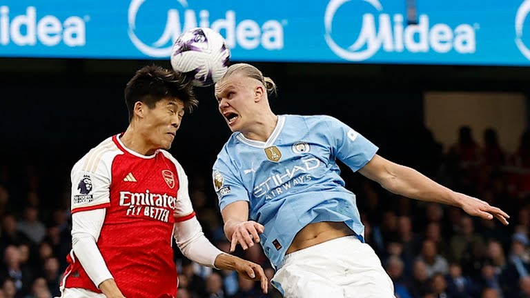 Pemain Arsenal dan Man City saling berebut bola di udara ketika kedua tim bertemu dalam lanjutan Liga Inggris di Stadion Etihad, Minggunya(31/4/2024). Kedua tim bermain imbang 0-0.Foto:reuters