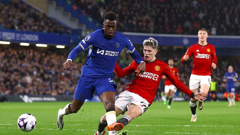 Pemain MU saling berebut bola dengan pemain Chelsea ketika kedua tim bertemu dalam lanjutan Liga Inggris, Jumat (5/4/2024). Dalam laga itu Chelsea menang 4-3. Foto:Reuters