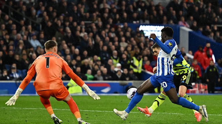 Pemain Arsenal, L Trossard melepaskan tembakan ke arah gawang Brighton dalam lanjutan Liga Inggris, Sabtu (6/4/2024). Dalam laga tersebut Arsenal menang 3-0 dan Trossard mencetak satu gol diantaranya. Foto:reuters