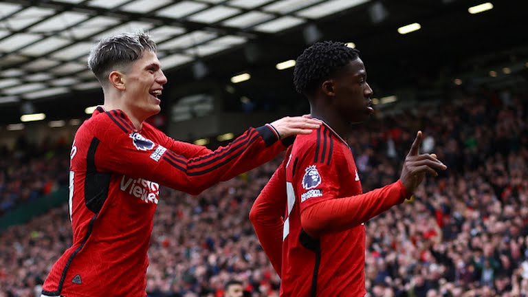 Pemain tengah MU, K Mainoo merayakan golnya ke gawang Liverpool. Kedua tim bermain imbang 2-2 saat bertemu dalam lanjutan Liga Inggris di Stadion Old Trafford, Minggu (7/4/2024). foto:reuters