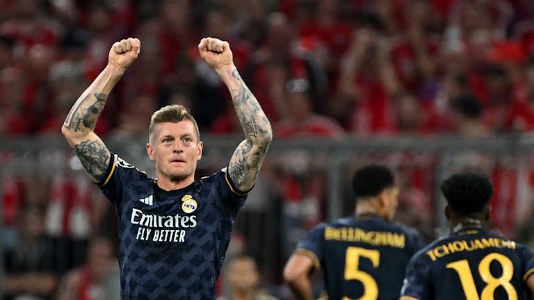 Pemain Real Madrid, T Kroos melakukan selebrasi usai memberi umpan terobosan kepada V Junior saat berhadapan dengan Real Madrid di semifinal leg pertama Liga Champions, Rabu (1/5/2024). Kedua tim bermain imbang 2-2.foto:reuters