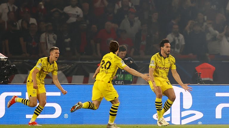 Pemain Dortmund, M Hummels dan rekannya merayakan gol ke gawang PSG dalam laga semifinal leg kedua di Stadion Parc des Princes, Rabu (8/5/2024). Dortmund melaju ke babak final berkat kemenangan 2-0 secara total agregat. foto:reuters