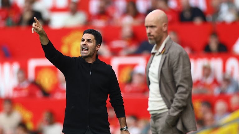Pelatih MU, Erik ten Hag dan Pelatih Arsenal, M Arteta sedang memberikan arahan kepada pemainnya masing masing saat kedua tim bertemu dalam lanjutan Liga Inggris musim 2023/2024 di Stadion Old Trafford. Dalam laga itu Arsenal menang 1-0 foto:Reuters