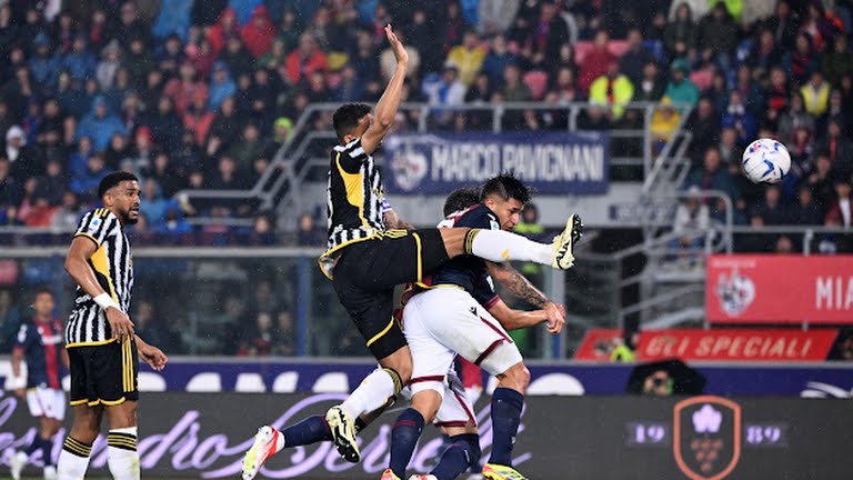 Pemain Juventus berebut bola dengan pemain Bologna dalam lanjutan Liga Italia. Kedua tim bermain imbang 3-3. Foto:reuters