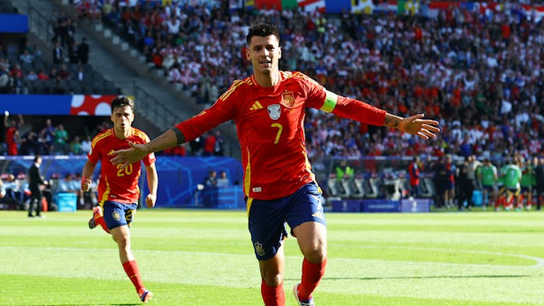 Penyerang Timnas Spanyol, Alvaro Morata merayakan golnya ke gawang Kroasia. foto:reuters