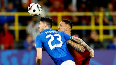 Pemain Timnas Italia, Bastoni berebut bola dengan pemain Albania ketika kedua tim bertemu pada penyisihan Grup B Euro 2024 di Signal Iduna Park, Minggu(16/6/2024). Italia menang 2 -1 dan Bastoni menyumbang satu gol kemenangan Italia. foto:reuters