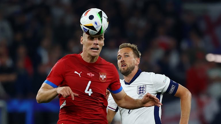 Penyerang Timnas Inggris, Harry Kane saling berebut bola dengan pemain Serbia saat kedua im bertemu dalam penyisihan Grup C Euro 2024,Senin (17/6/2024). Dalam laga itu Inggris menang 1-0. foto:reuters
