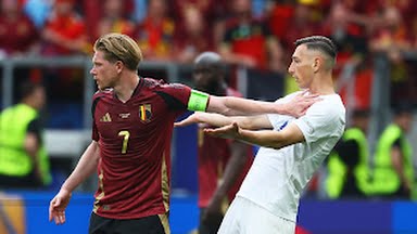 Kapten Kesebelasan Timnas Belgia Kevin De Bruyne berusaha menahan salah satu pemain Slowakia saat kedua tim bertemu pada penyisihan Grup E Euro 2024,Senin (17/6/2024). Dalam laga itu Belgia kalah 0-1. Foto:Reuters
