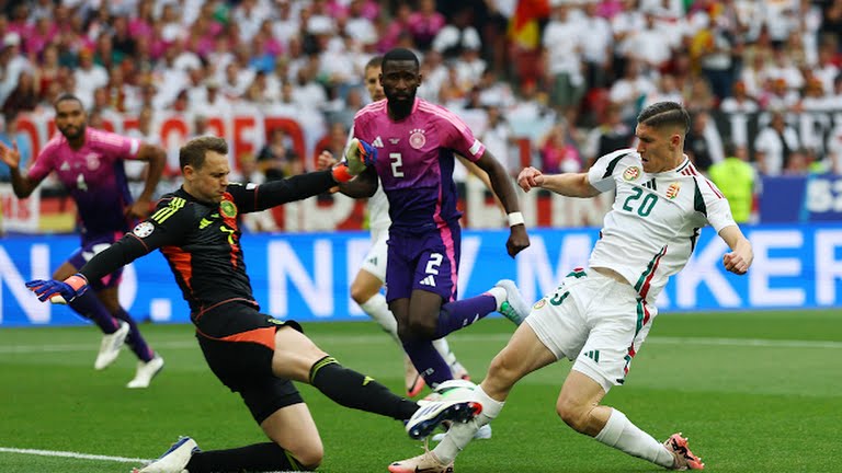 Penjaga gawang Timnas Jerman, M Neuer mencoba menghentikan laju pemain Hongaria. Timnas Jerman menang 2-0 dalam laga tersebut dan memastikan melaju ke babak fase gugur Piala Eropa 2024.foto:reuters