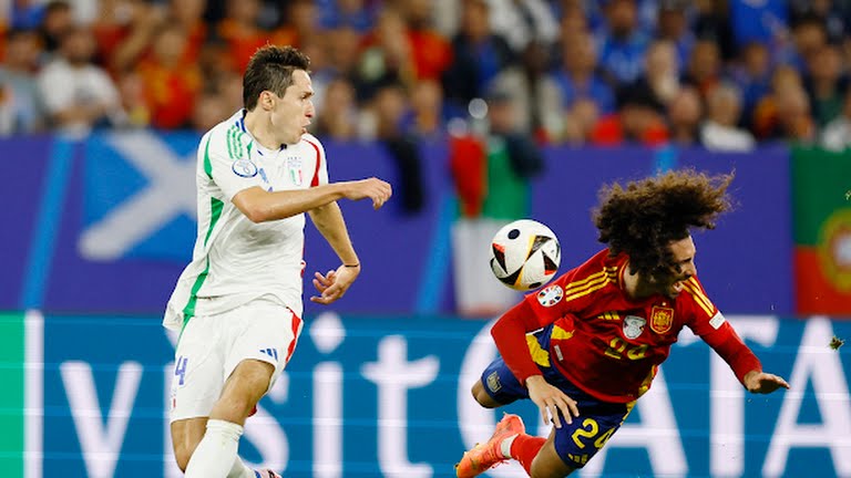 Pemain Timnas Italia dan Spanyol berjibaku merebut bola saat kedua tim bertemu pada babak penyisihan Grup B Euro 2024. Spanyol unggul 1-0 dalam laga tersebut. Foto: Reuters