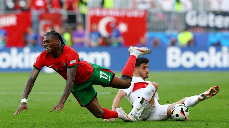 Pemain Portugal, R Leao mendapat hadangan dari pemain Turki ketika kedua tim bertemu dalam lanjutan babak penyisihan Grup F di Stadion Signal Iduna Park, Sabtu (22/6/2024). Dalam laga itu Portugal menang 3-0. Foto: Reuters