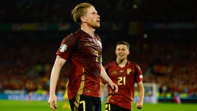 Penyerang Belgia, K De Bruyne melakukan selebrasi usai mencetak gol ke gawang Rumania. Belgia menang 2-0 dalam laga itu. Foto: Reuters