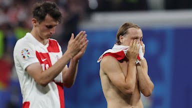 Pemain Kroasia terlihat lesu usai bermain imbang 1-1 atas Italia. Hasil imbang membuat mereka tersingkir dari kompetisi Euro 2024.foto:reuters