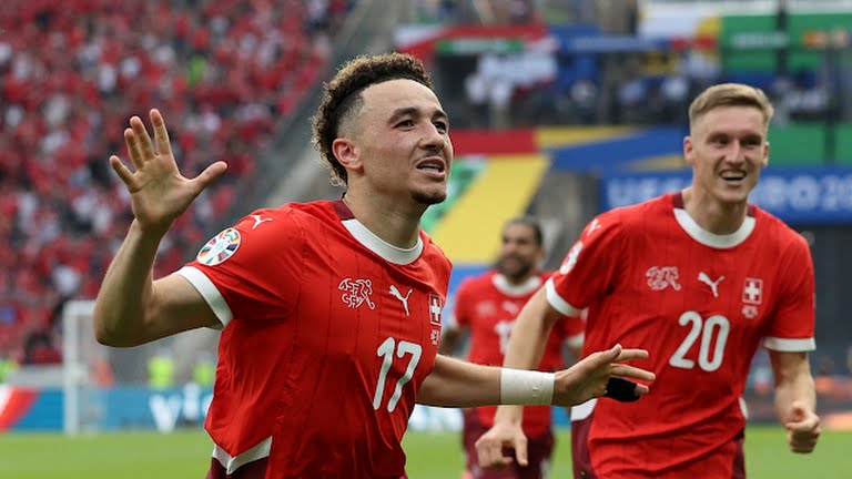 Penyerang Timnas Swiss R Vargas melakukan selebrasi usai mencetak gol ke gawang Italia dalam laga babak 16 besar Piala Eropa di Stadion Olimpiade Berlin, Sabtu (29/6/2024). Dalam laga itu Swiss menang 2-0 dan melaju ke babak 16 besar. Foto: Reuters