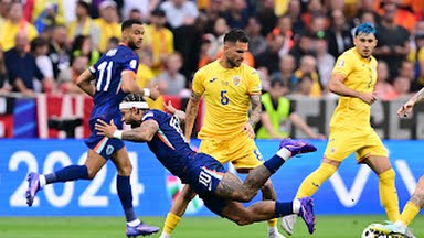 Pemain Timnas Belanda terjatuh ketika dihadang pemain Rumania dalam laga babak 16 besar di Stadion Allianz Arena. Dalam laga itu Belanda menang 3-0 dan melaku ke babak 8 besar bertemu Turki. Foto:Reuters