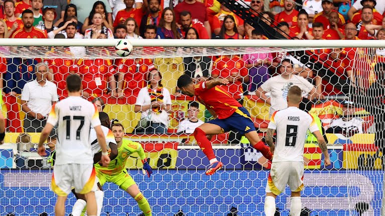Pemain Spanyol, Merino menyambut bola umpan D Olmo dengan kepalanya menaklukkan penjaga gawang Jerman pada laga babak 8 besar Piala Eropa 2024 di Stadion Mercedez Benz Arena, Jumat (6/7/2024). Dalam pertandingan tersebut Spanyol menang 2-1 dan bertemu Perancis di babak semifinal. Foto:Reuters