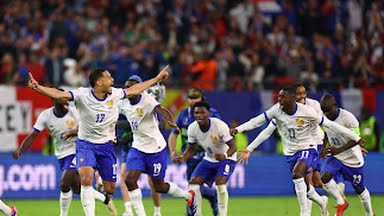 Pemain Perancis berlari kegirangan setelah menang adu pinalti 5-3 atas Portugal dalam babak 8 besar Piala Eropa 2024.foto:reuters