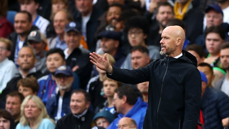 Pelatih Manchester United, Erik ten Hag sedang memberikan instruksi kepada pemainnya saat menghadapi Brighton dalam lanjutan Liga Inggris 2024/2025 di Stadion Falmer Sabtu (24/8/2024). Dalam laga itu Manchester United kalah 1-2. Foto:Reuters