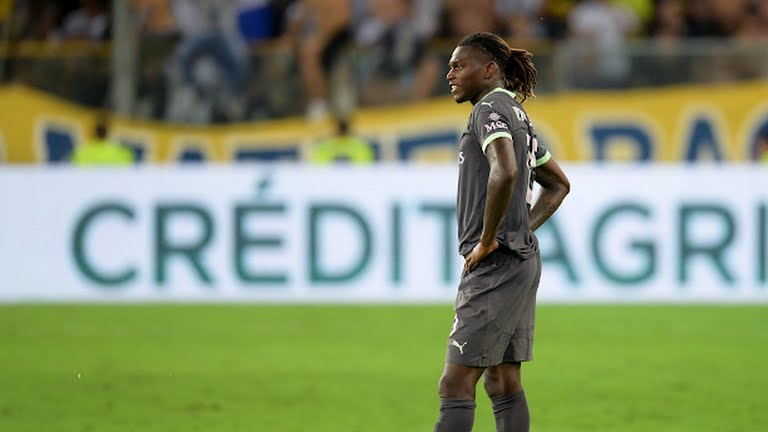 Penyerang Milan R Leao terlihat lemas setelah timnya kalah 1-2 dari Parma di Stadion Ennio Tardini, Sabtu (23/8/2024). Foto:reuters
