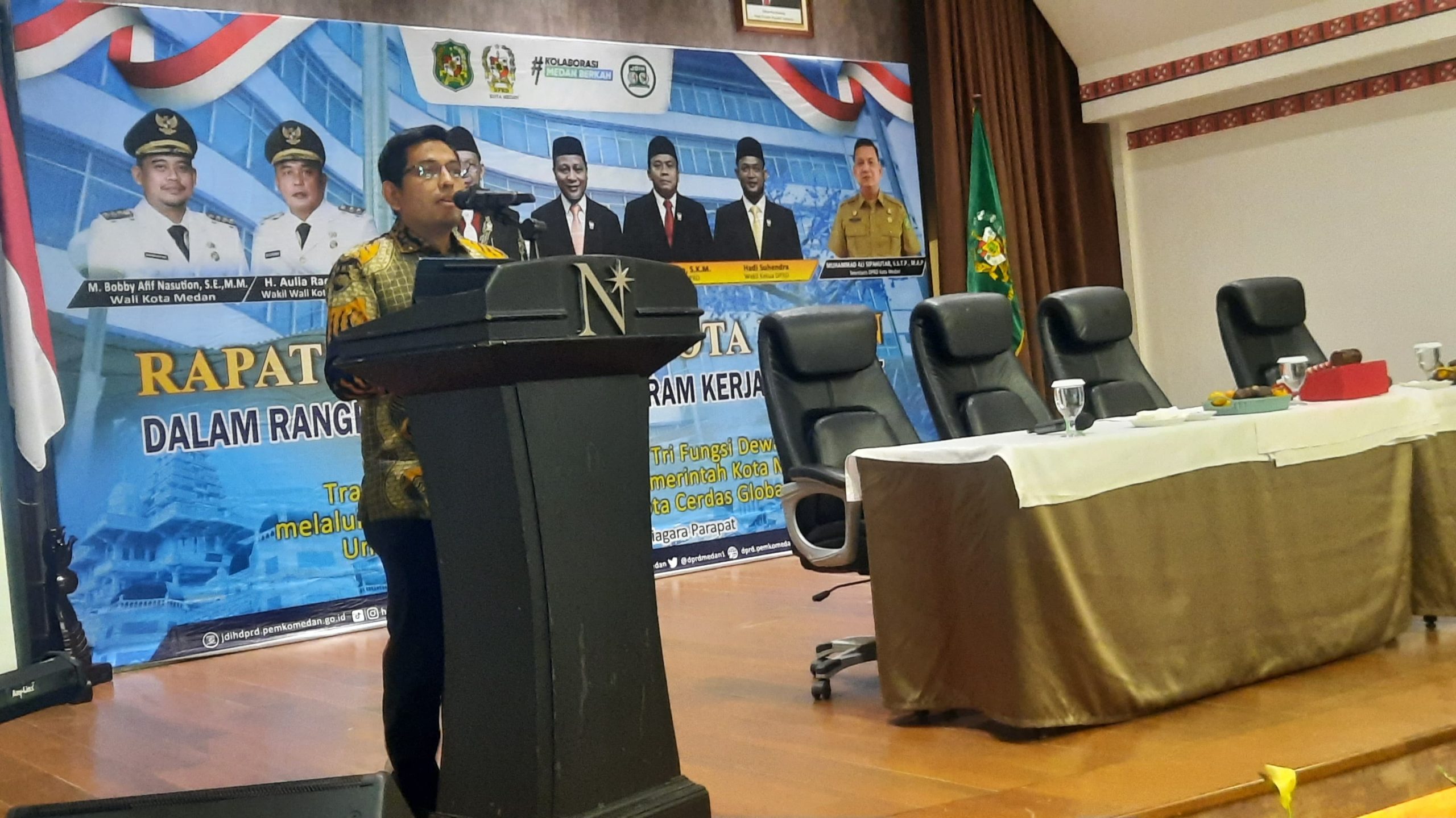 Asisten Umum Setdako Medan Feri Ichsan mewakili Walikota Medan memberikan sambutan saat rapat kerja DPRD Medan