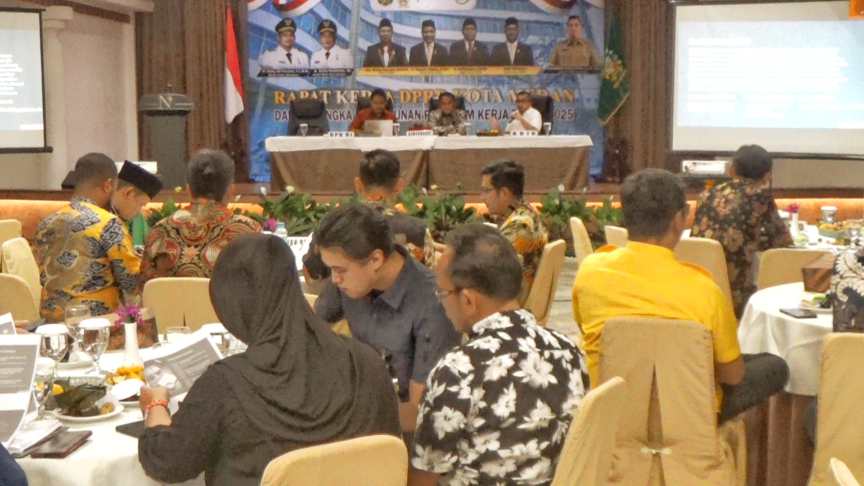 para peserta rapat kerja terlihat fokus mengikuti rangkaian kegiatan 