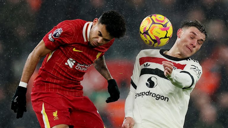 Pemain Liverpool dan Manchester United saling berebut bola saat kedua tim bertemu di Stadion Anfield. Kedua tim bermain imbang 2-2. Foto:reuters