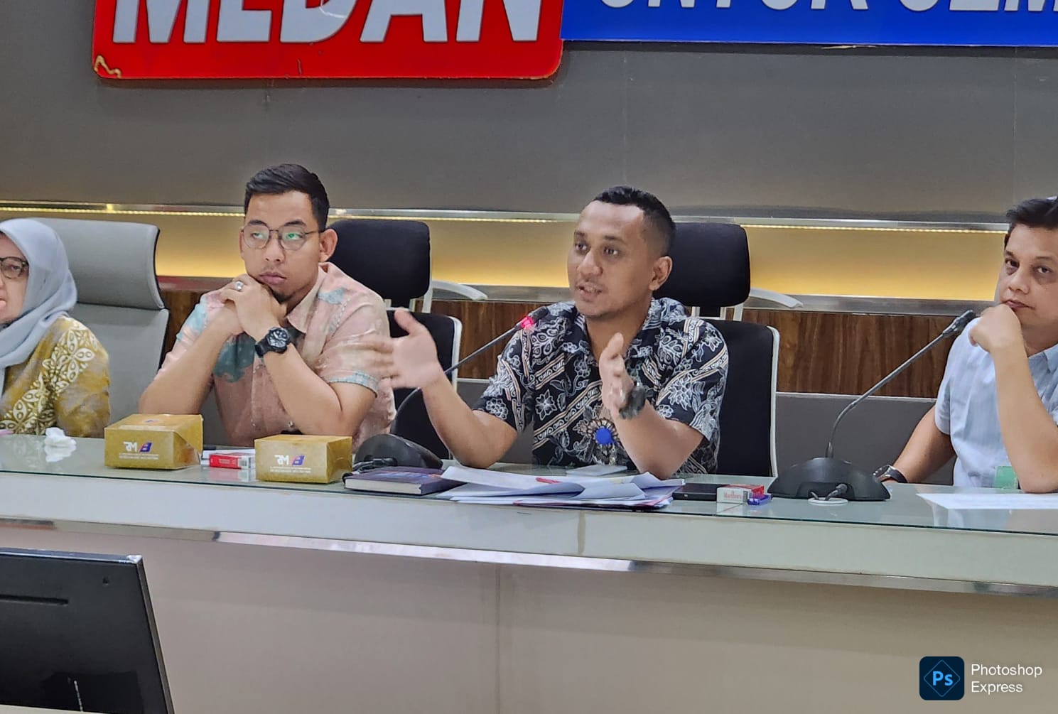 Plt. Kepala Bapenda Kota Medan, T. Roby Chairi, mengajak masyarakat bayar pajak sambil olahraga. (Ist)