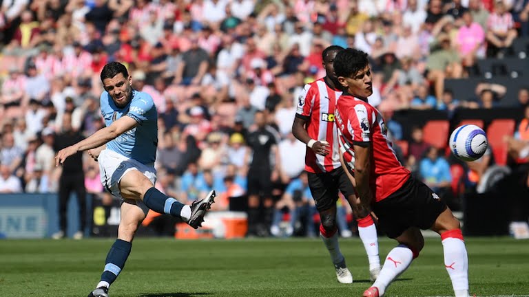 Pemain Manchester City melepaskan tembakan keras ke gawang Southampton saat laga lanjutan Liga Inggris, Minggu (10/5/2025). Hasil tersebut berakhir 0-0. Foto:Reuters