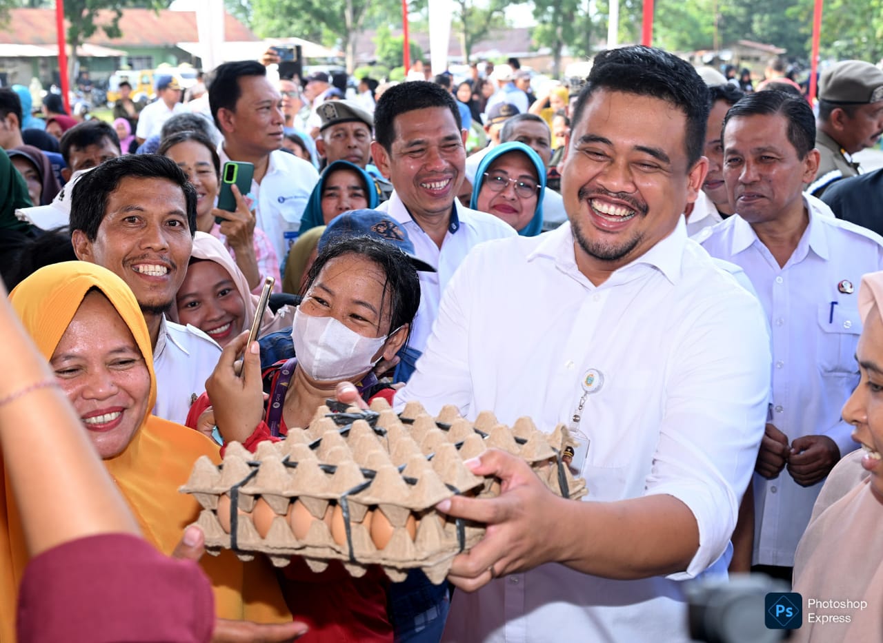 Bobby Nasution didampingi Fitra Kurnia tinjau langsung program Pasar Murah yang serentak digelar 33 kab/kota di Sumut. (Kominfo Sumut Dok)