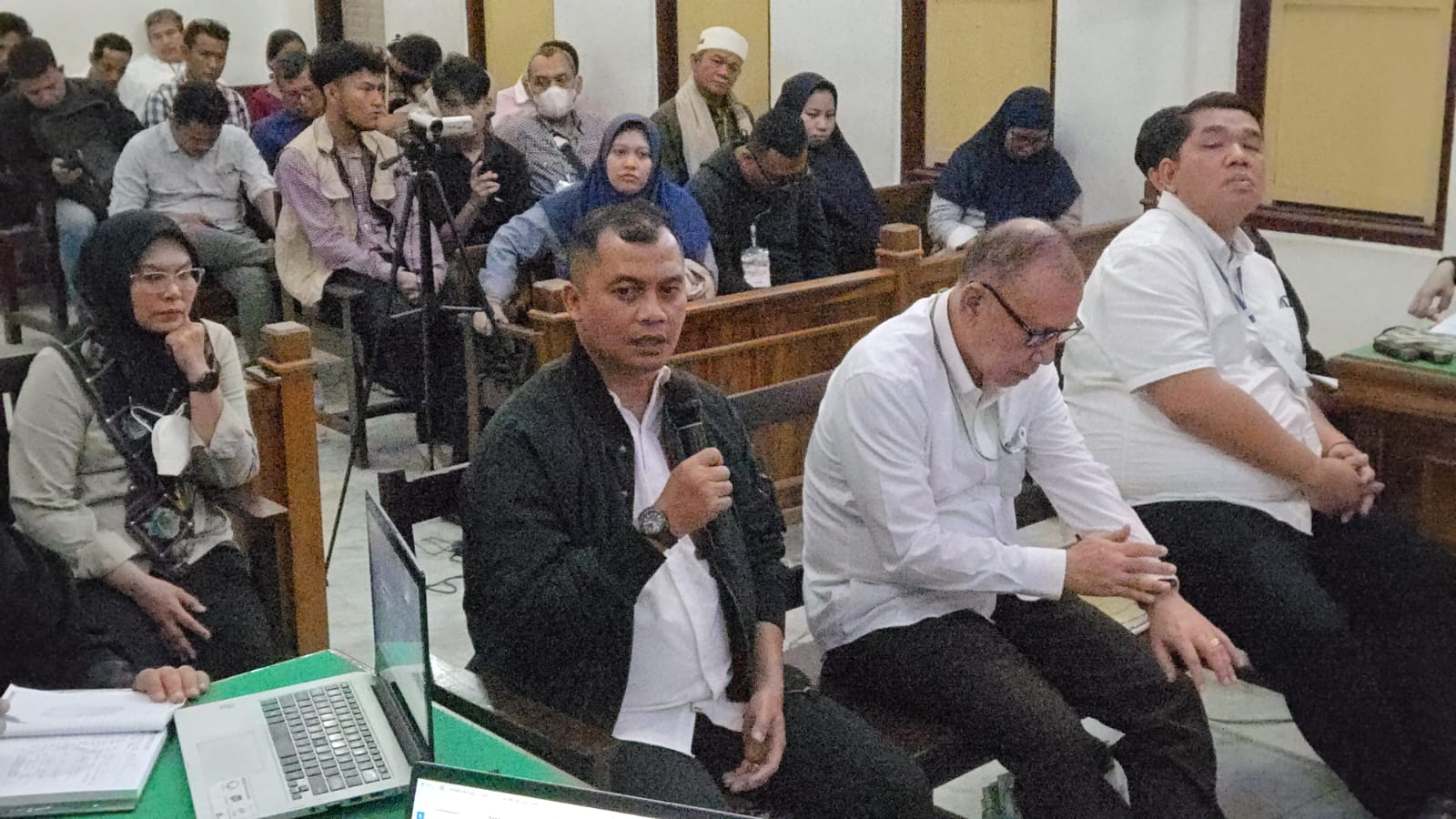 Mantan Kapolres Tapsel AKBP Yasir Ahmadi bersama mantan Sekda Sumut Efendi Pohan dihadirkan di persidangan lanjutan perkara dugaan suap proyek peningkatan jalan provinsi ruas Hutaimbaru–Sipiongot, Paluta, di Pengadilan Tindak Pidana Korupsi (Tipikor) Medan. (Ist)