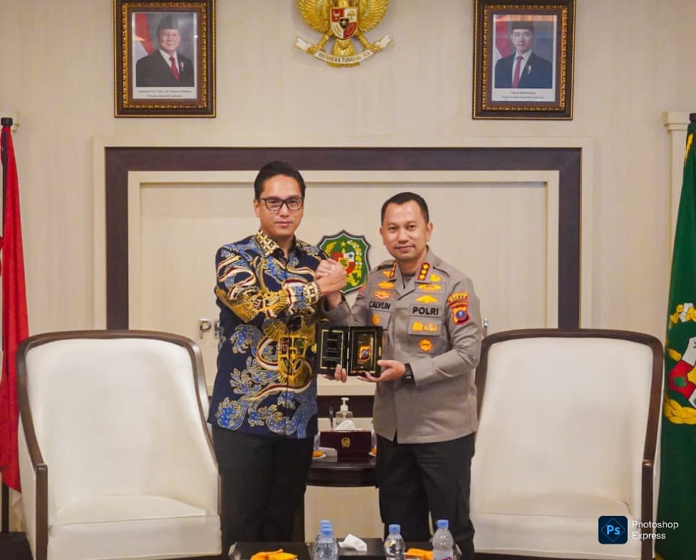 Rico Waas serahkan cenderamata pada Kapolrestabes Medan Kombes Pol Dr Jean Calvijn Simanjuntak dalam kunjungan kerjanya. (Kominfo Medan Dok)