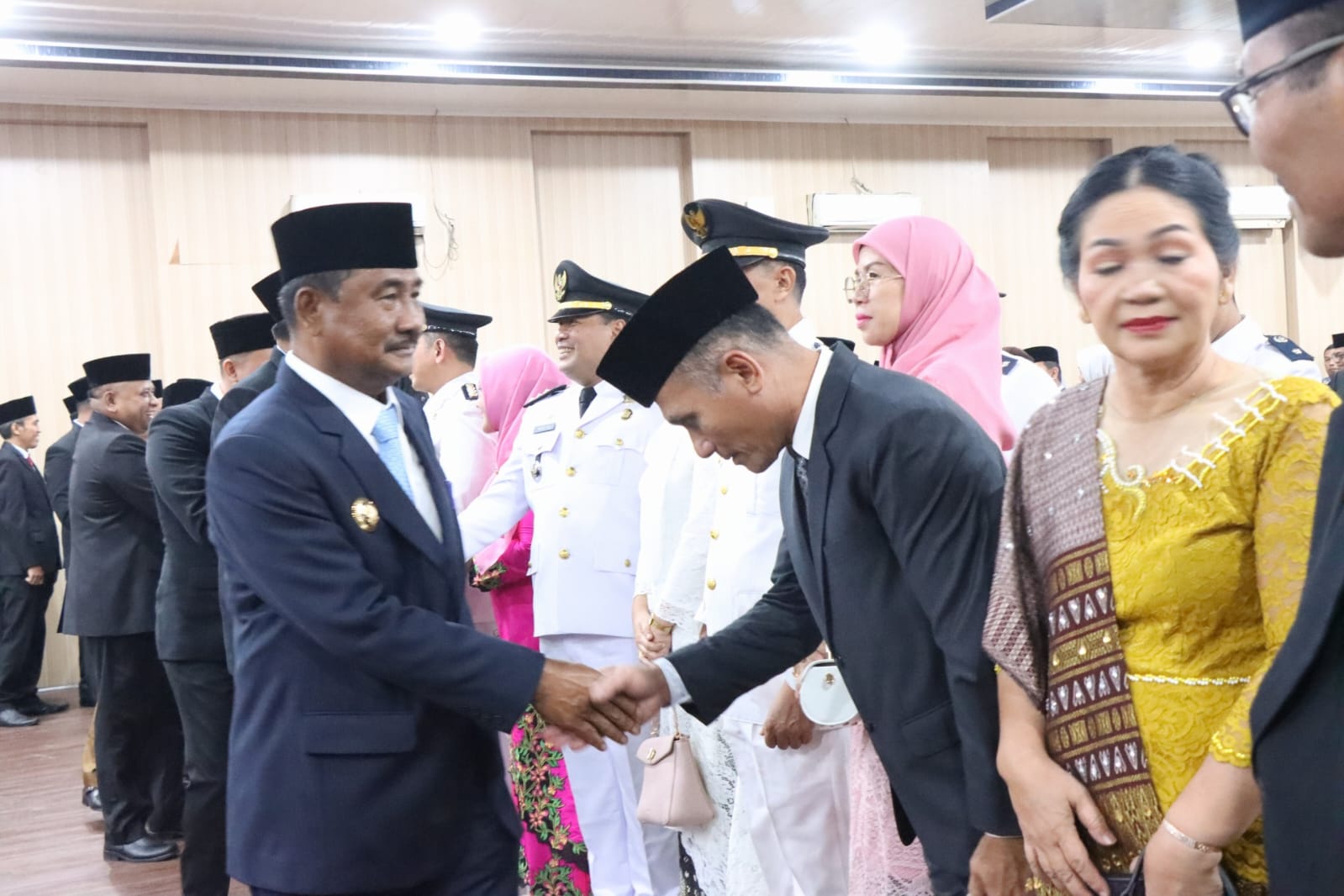 Walikota Binjai Amir Hamzah bersalaman dengan pejabat yang baru dilantik. (Ist)